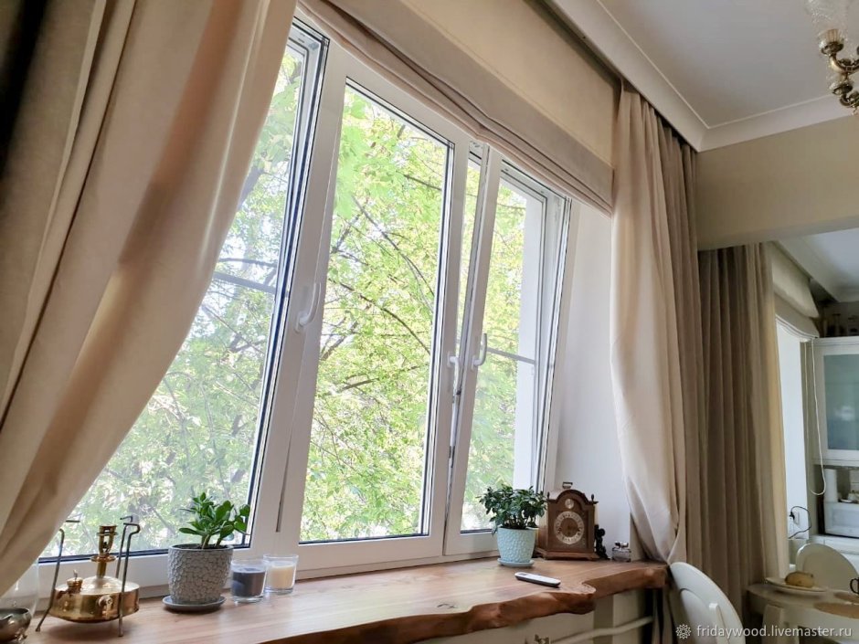 Окно с деревянным подоконником