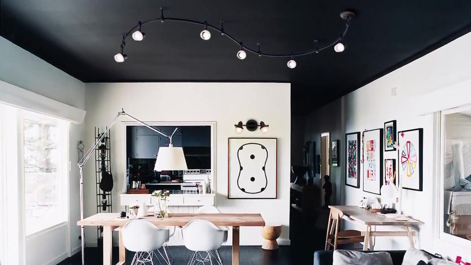 Черный крашеный потолок