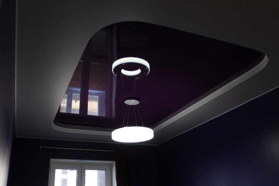 Натяжной потолок черный глянец