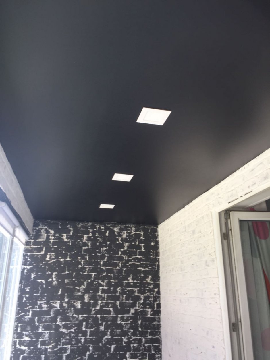 Темный потолок на лоджии