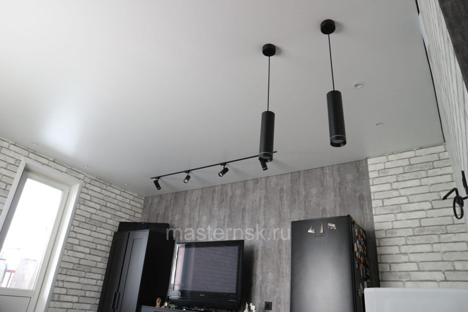 Матовый натяжной потолок на кухне