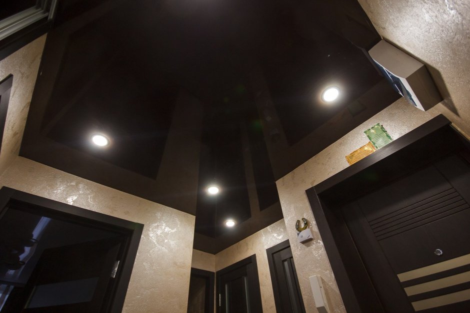 Черный глянцевый потолок