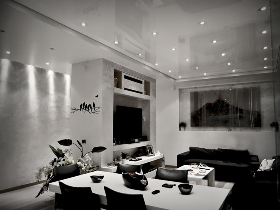 Черный глянцевый потолок в интерьере