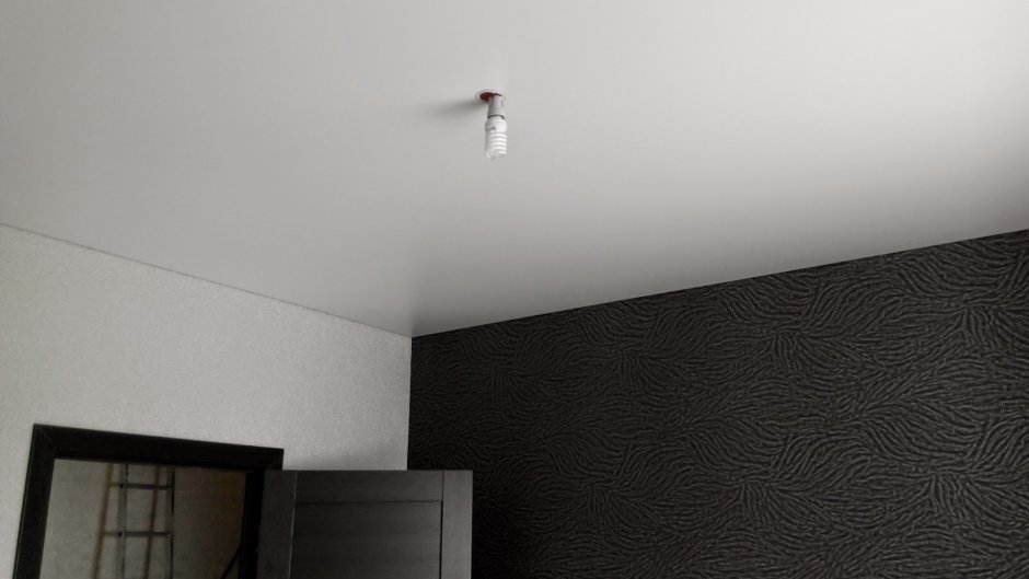 Потолок с серыми обоями