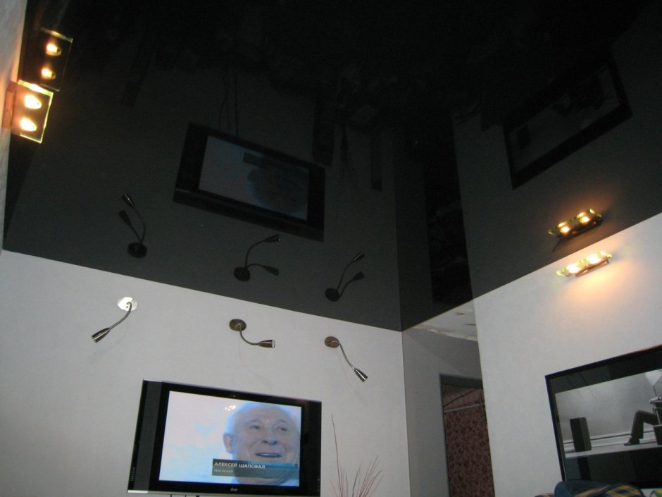 Черный глянцевый натяжной потолок