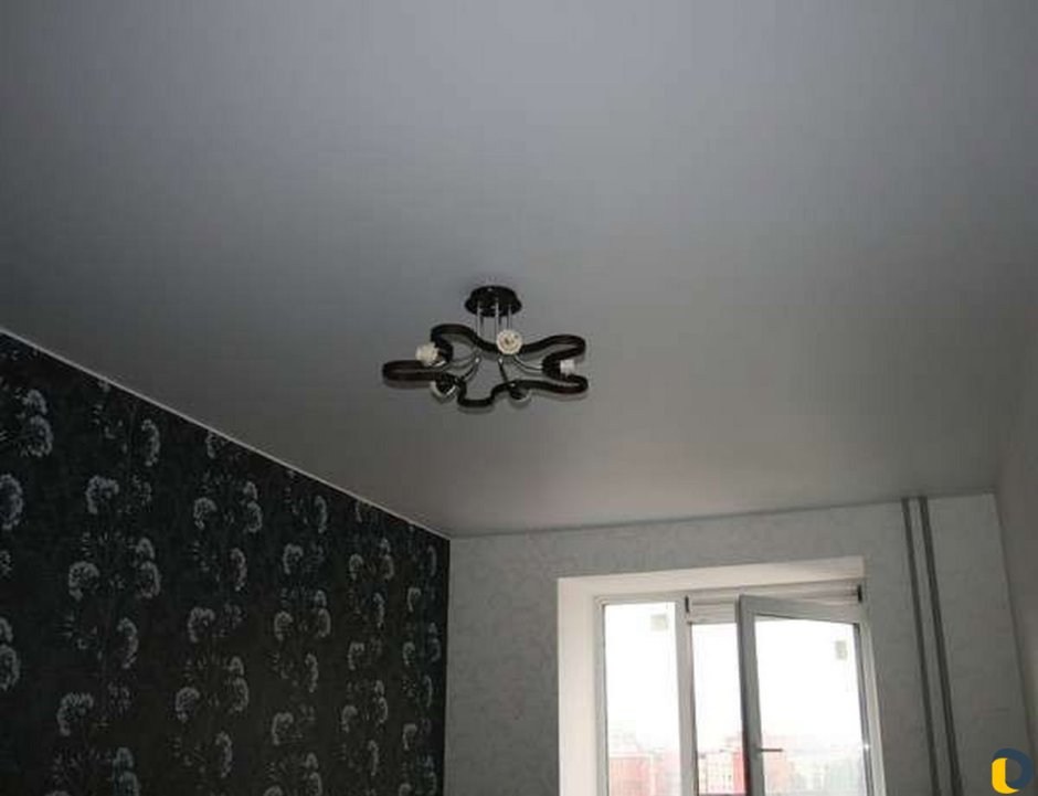 Натяжной потолок серый матовый