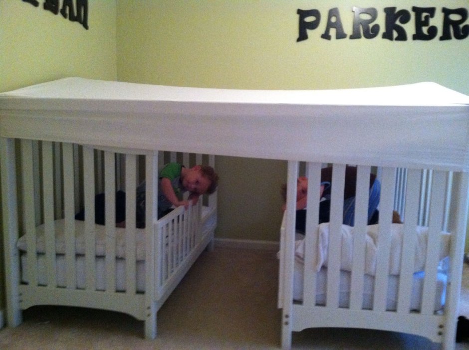 Кровать для двойни в маленькой комнате