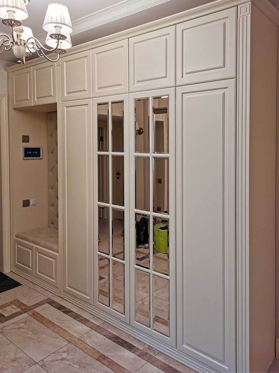 Шкаф в классическом стиле