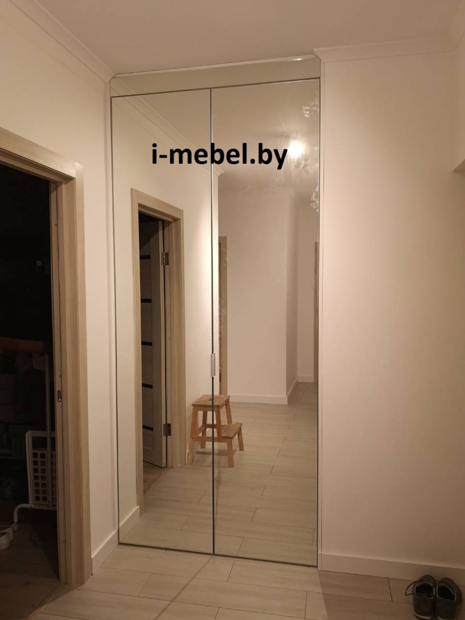 Зеркальный шкаф в прихожую с распашными дверями