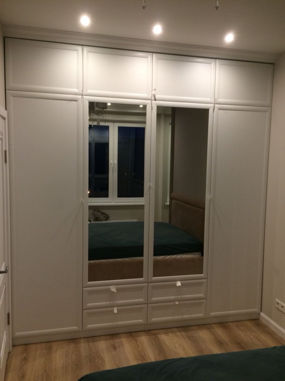 Шкаф в прихожую с распашными дверями