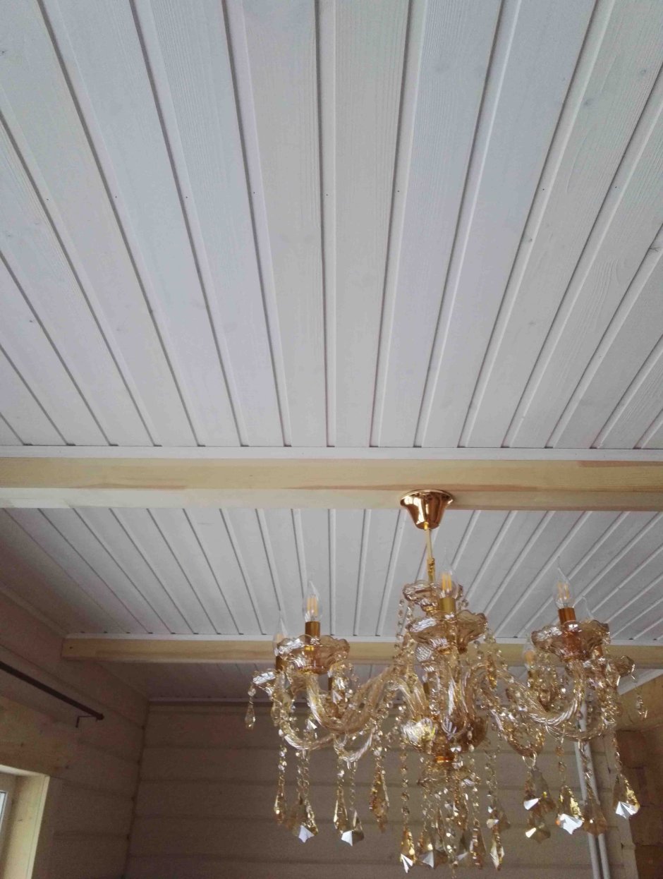 Потолок из деревянной вагонки