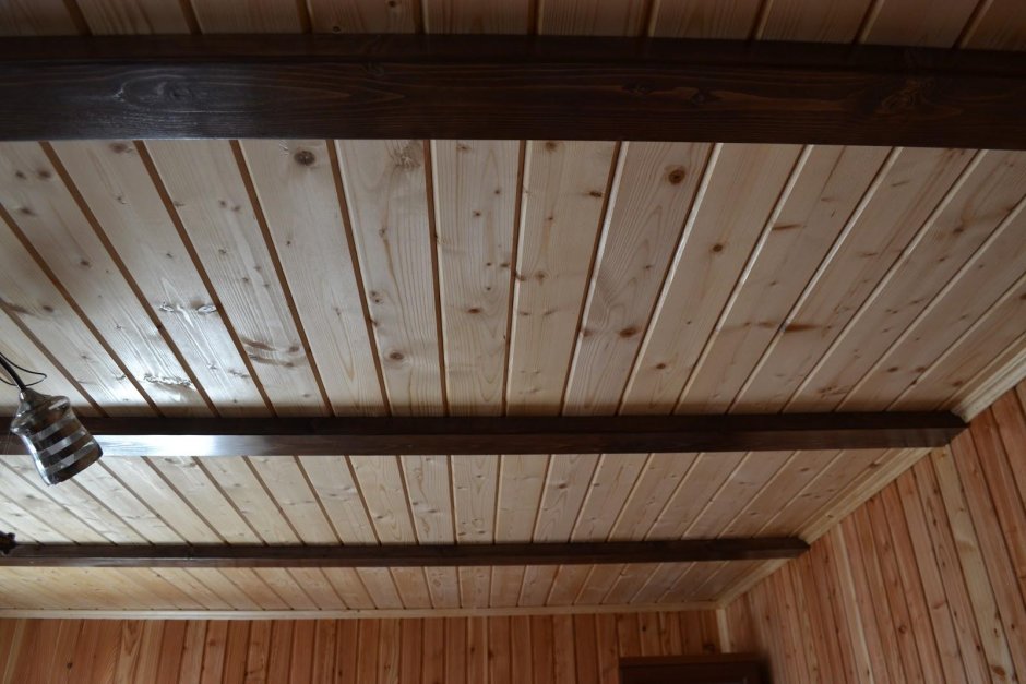 Потолок из имитации бруса