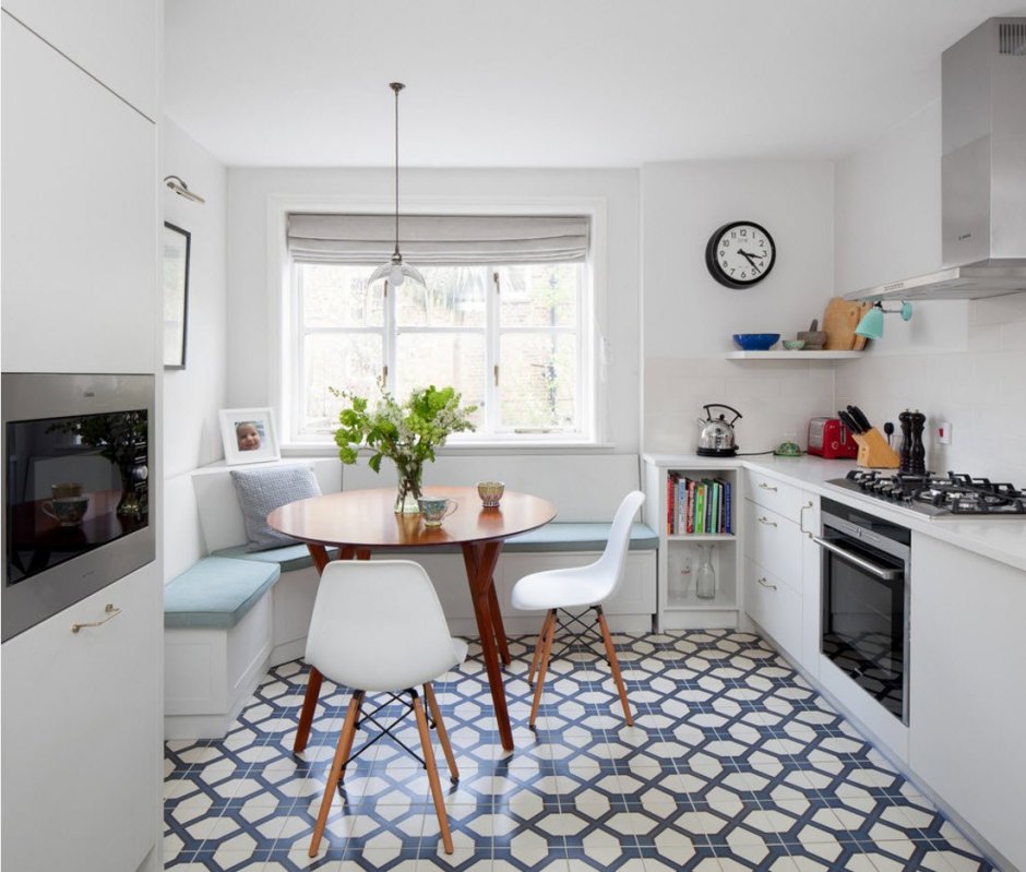 Планировка маленькой кухни с диваном