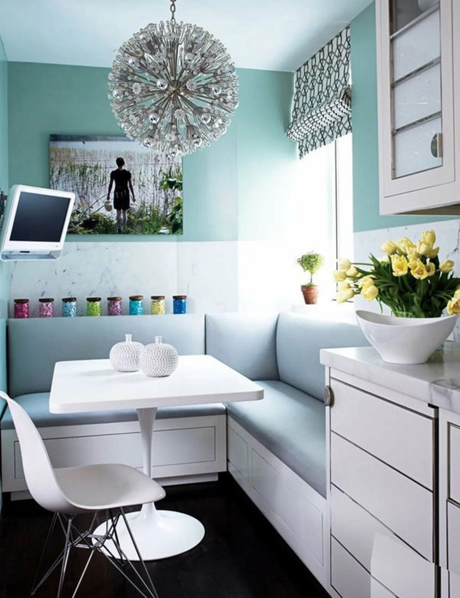 Диван на маленькой кухне