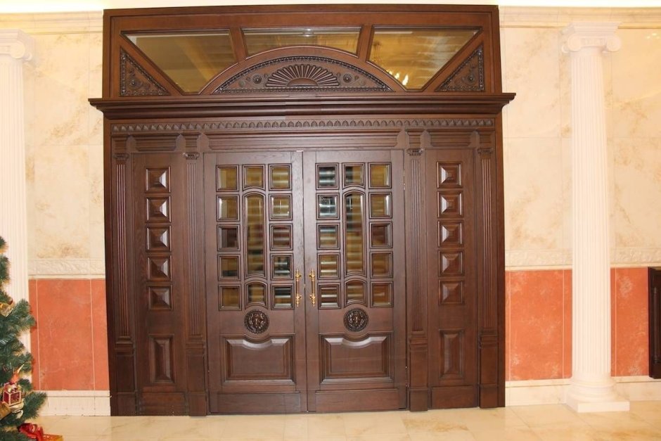 Большие деревянные двери