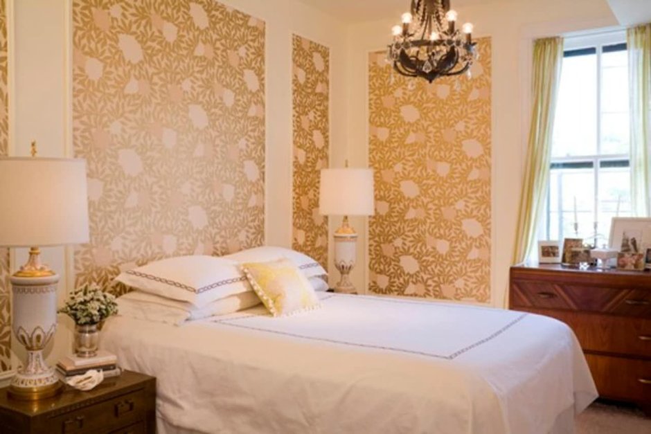 Отделка спальни обоями