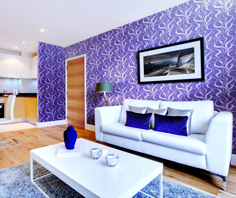 Сиреневые обои в интерьере гостиной