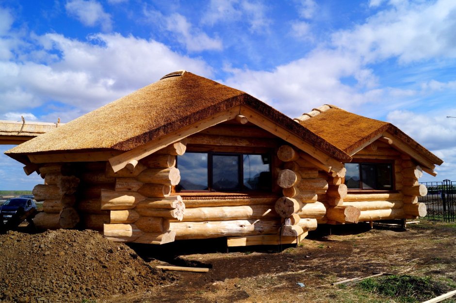 Дом из неоцилиндрованного бревна