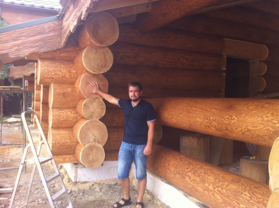 Сруб из бревна ручной рубки большого диаметра