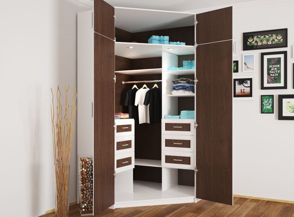 Вместительный угловой шкаф