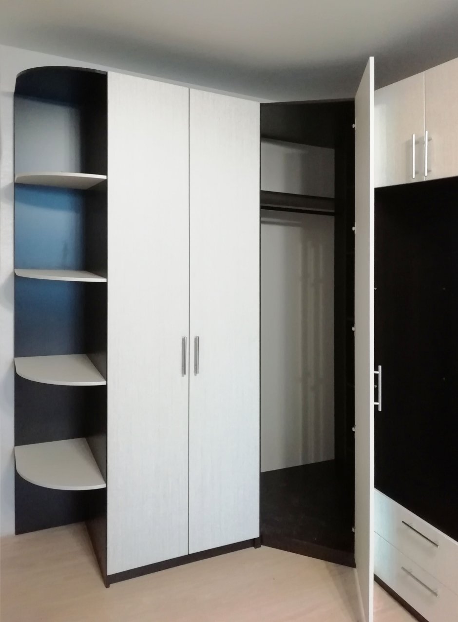 Угловой шкаф с распашными дверями