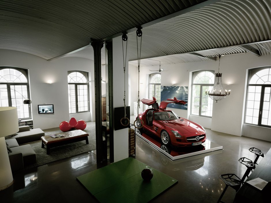 Комната в гаражном стиле