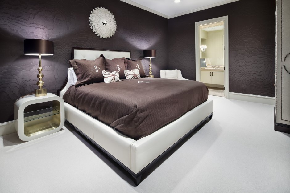 Спальня в бело коричневых тонах