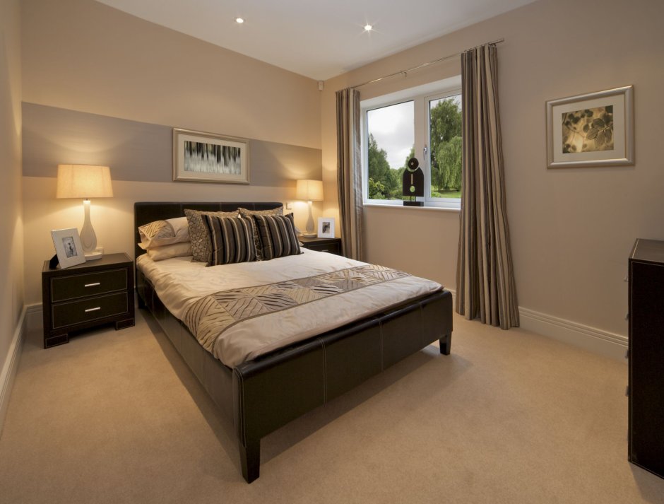 Светлая спальня с темной мебелью