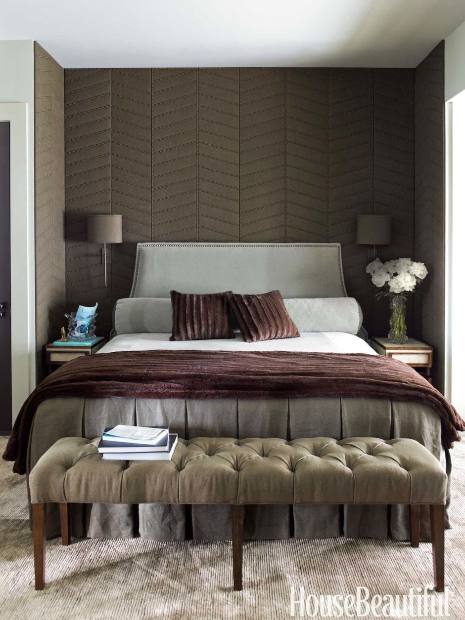 Спальня с коричневой кроватью