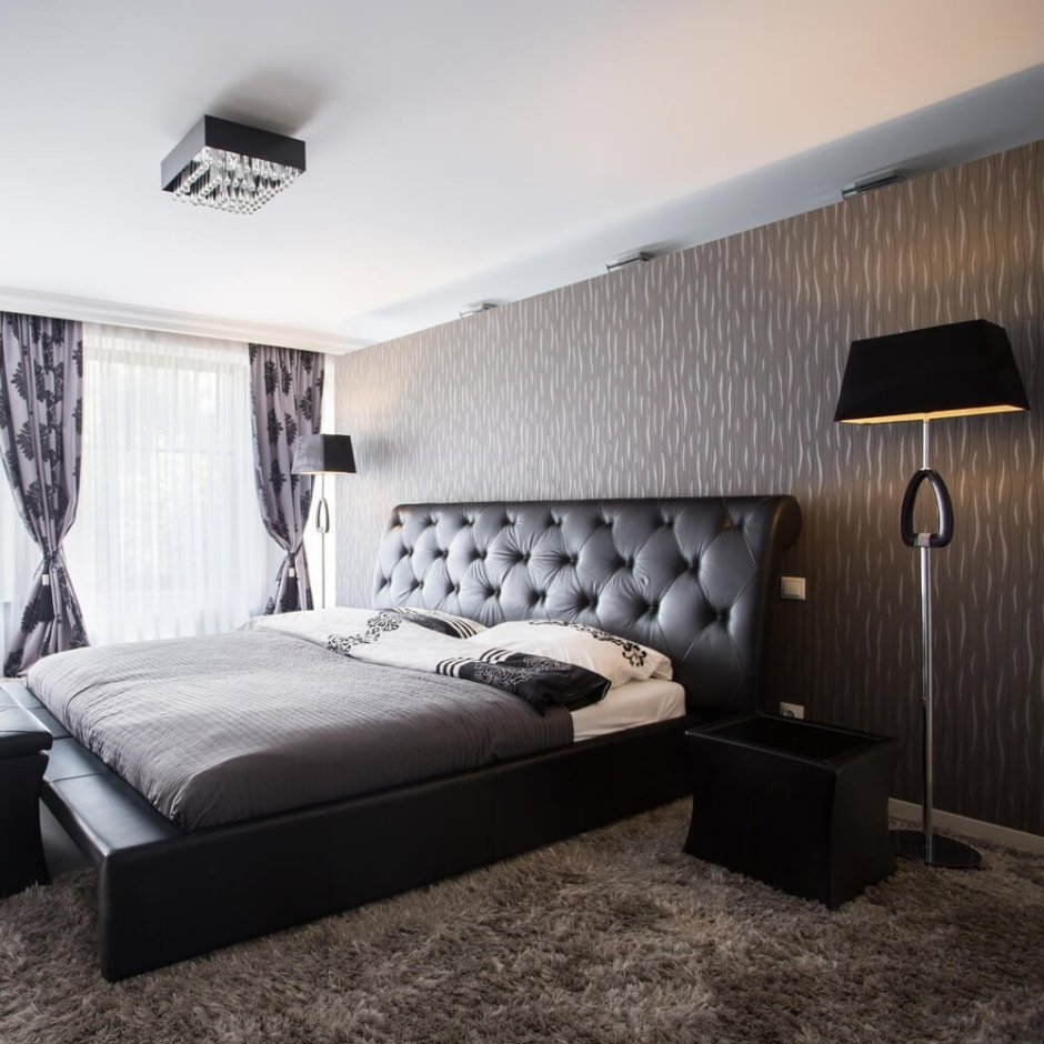 Спальня с темной мебелью