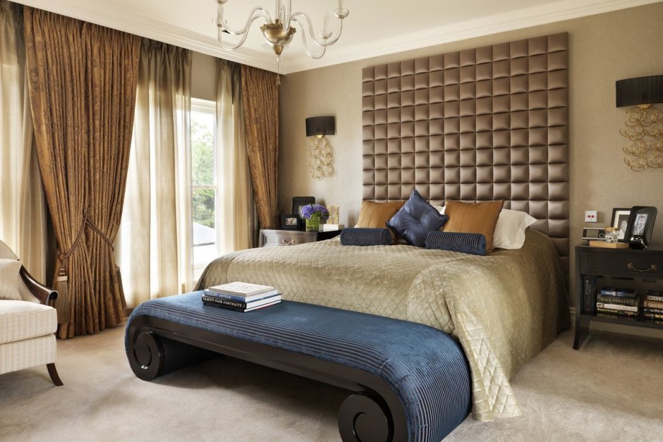 Коричневая кровать в интерьере спальни