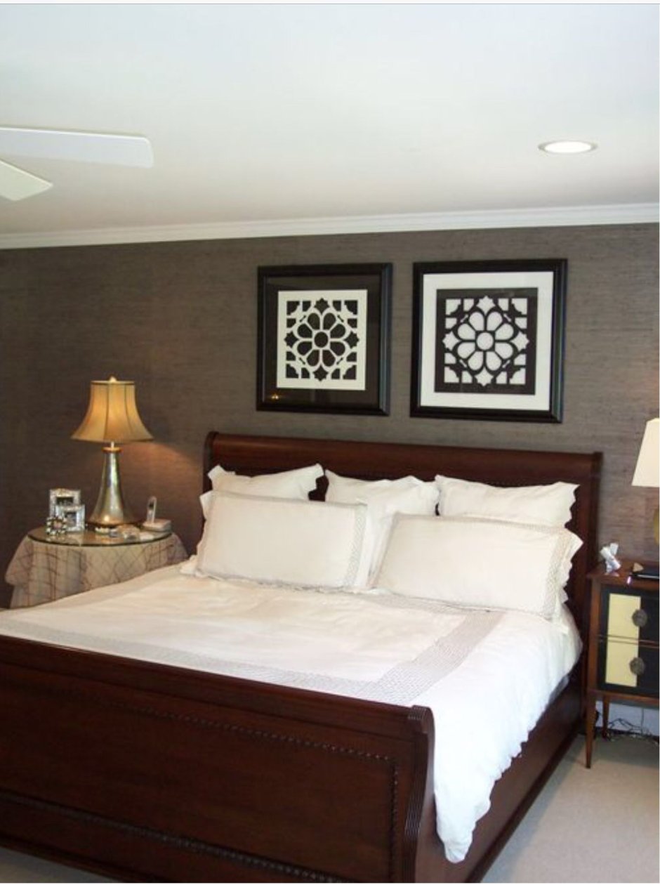 Спальня из темного дерева