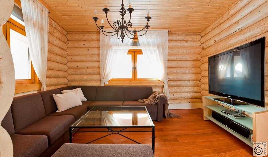 Зал в деревянном доме