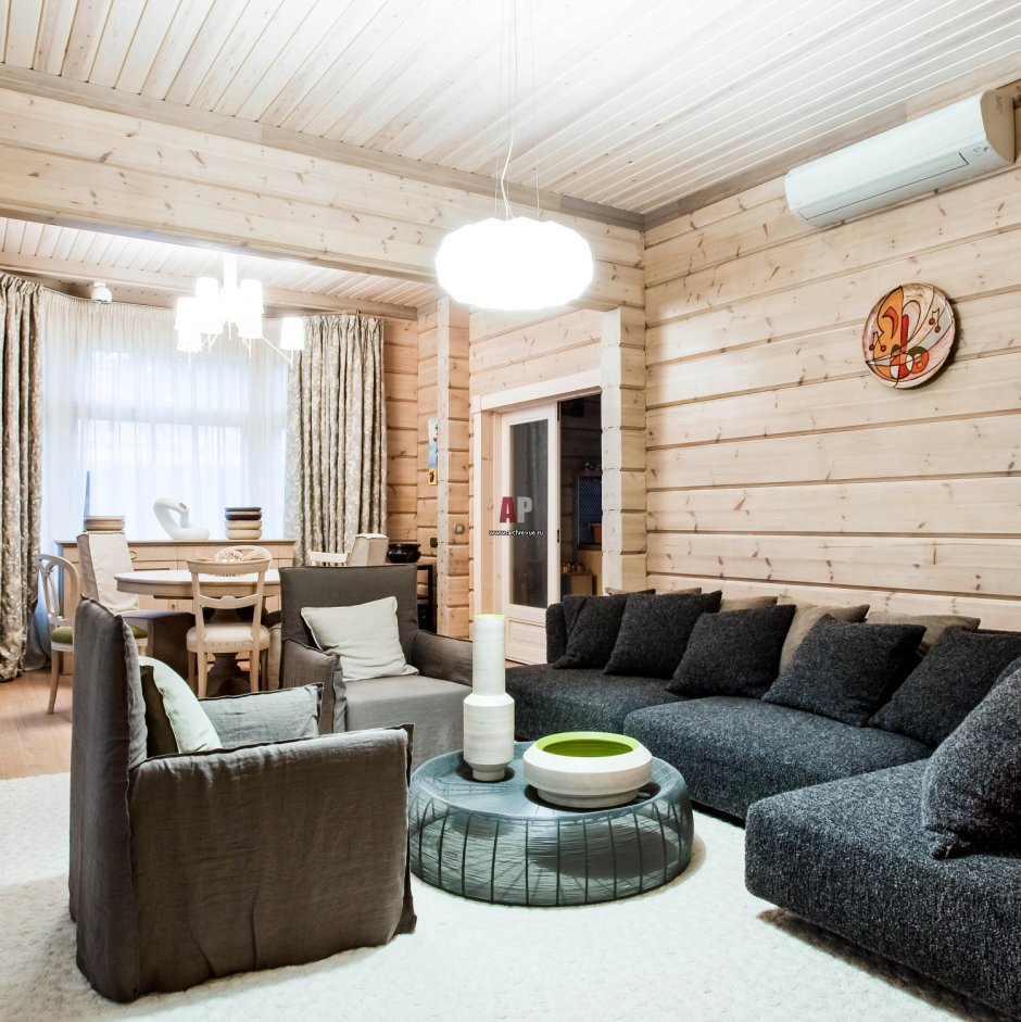 Небольшая гостиная в деревянном доме