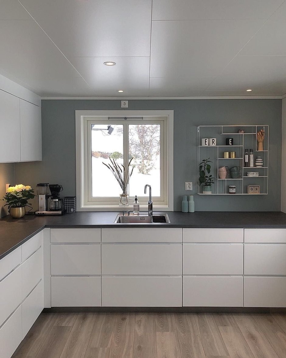 Серая кухня с серыми стенами