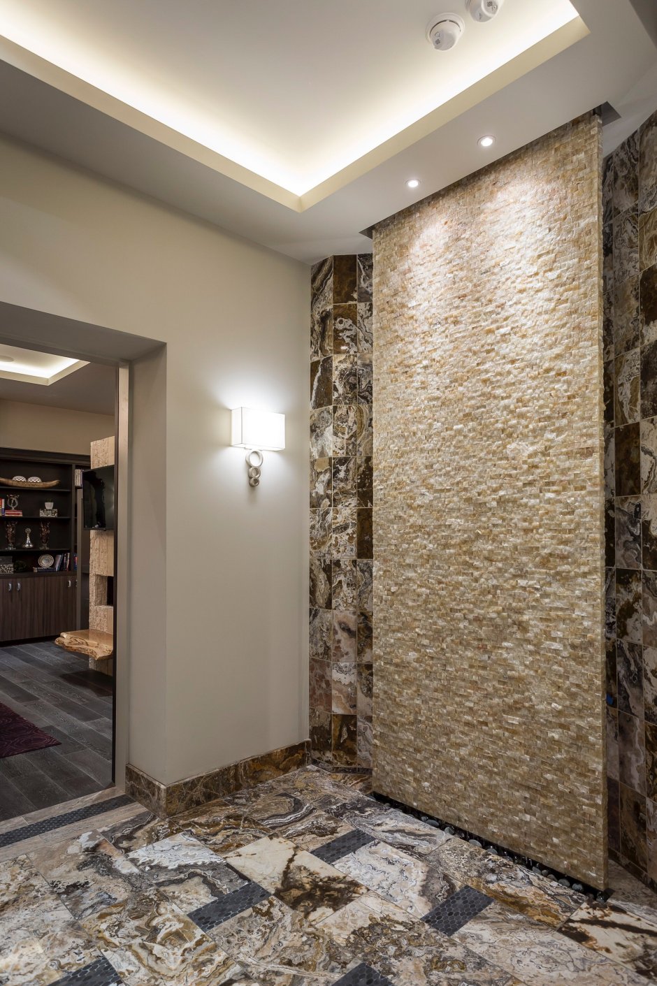 Камень в интерьере прихожей