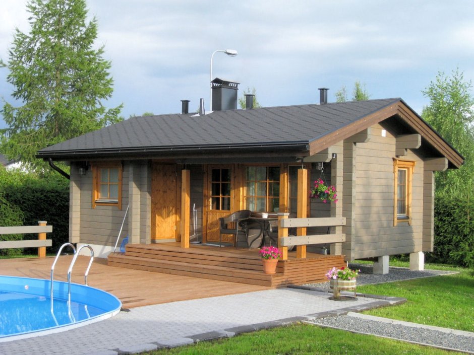 Маленький одноэтажный дом с баней