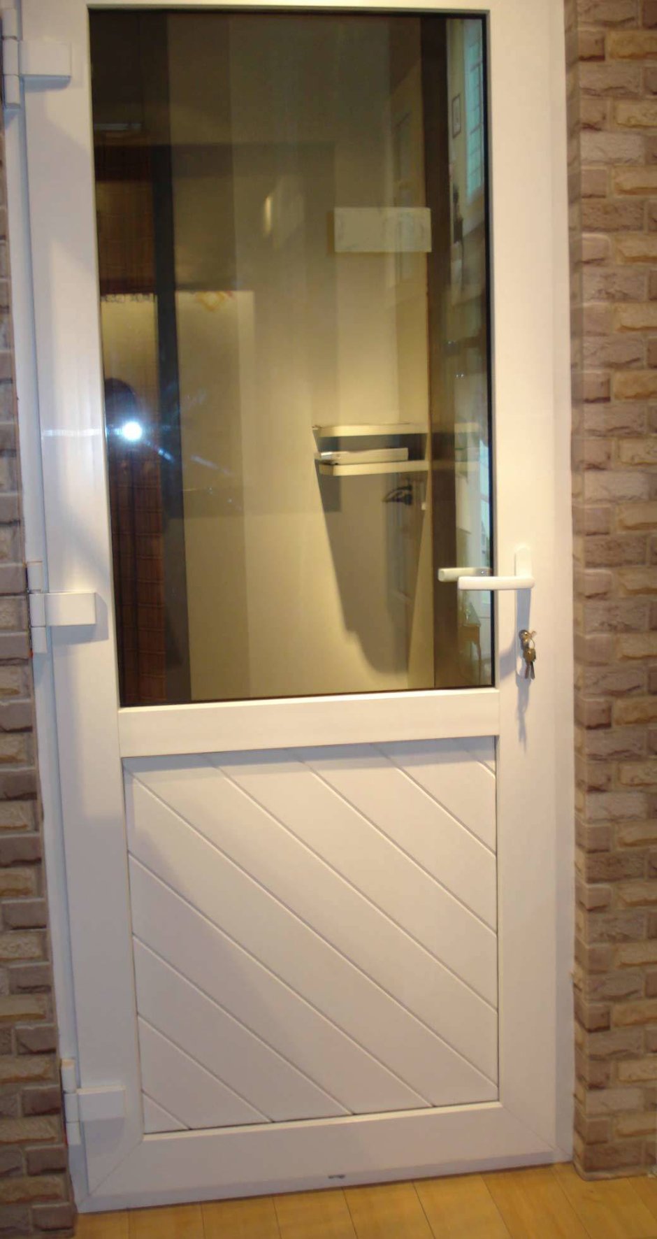 Двери входные пластиковые со стеклом профиль 70мм