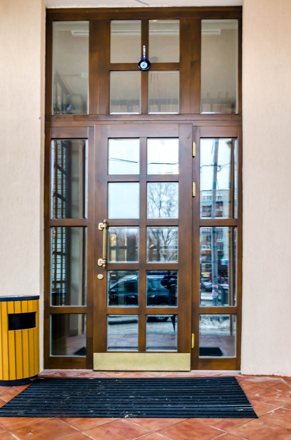 Дверь алюминиевая остекленная