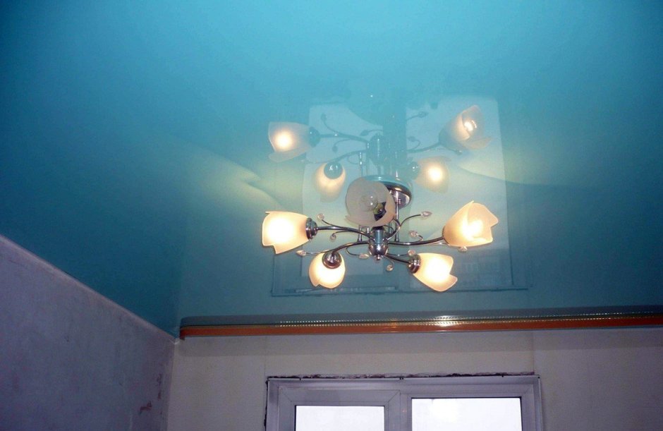 Голубой глянцевый натяжной потолок