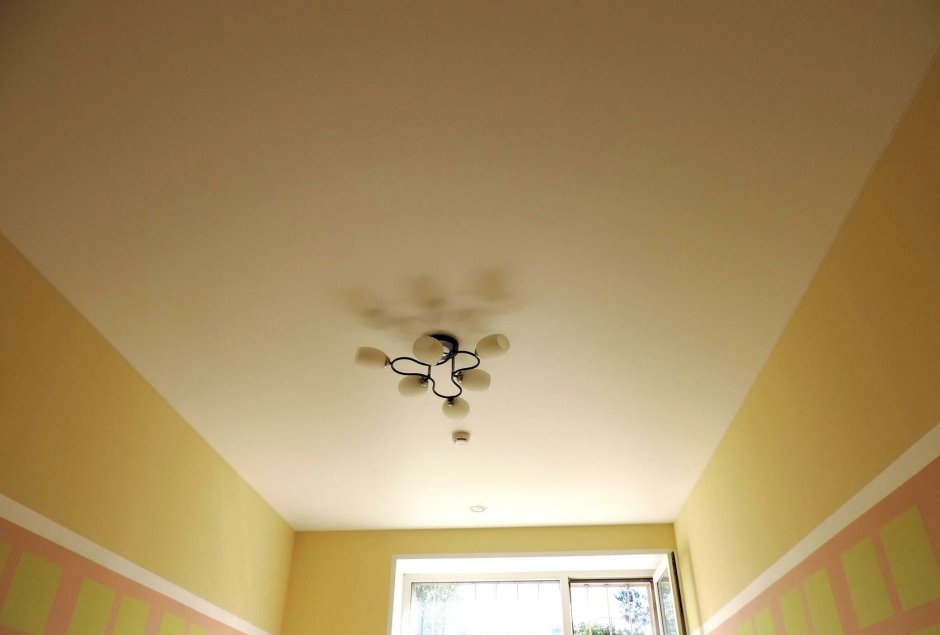 Натяжной потолок цветной матовый