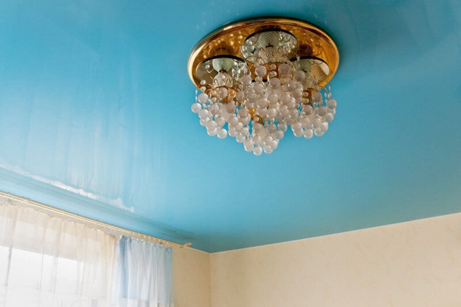 Голубой натяжной потолок