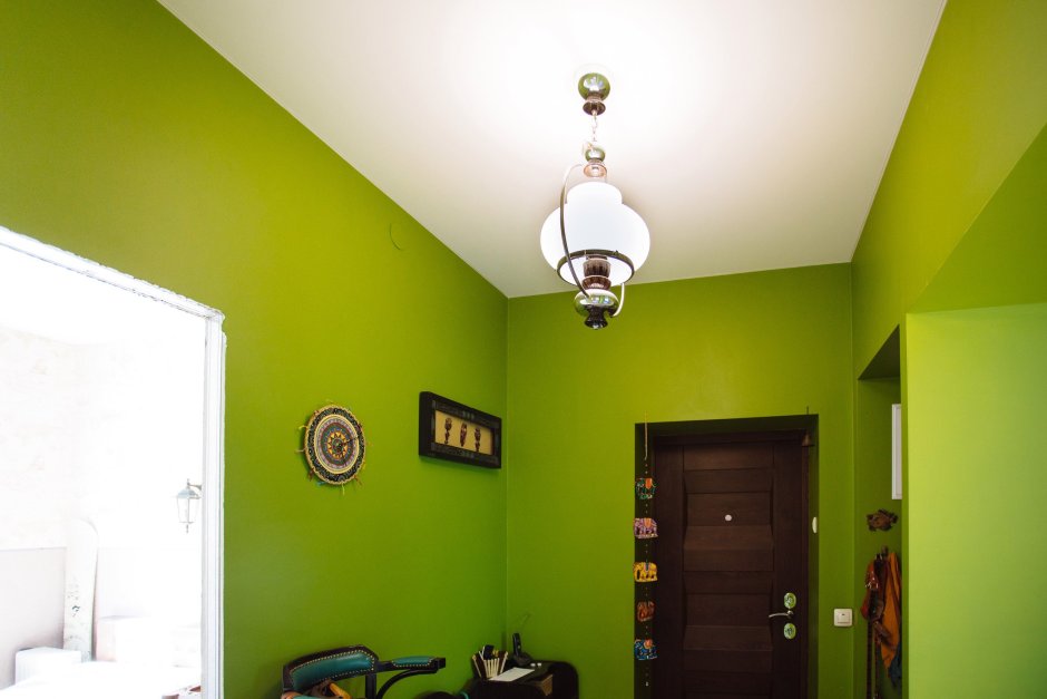 Натяжной потолок матовый в коридоре