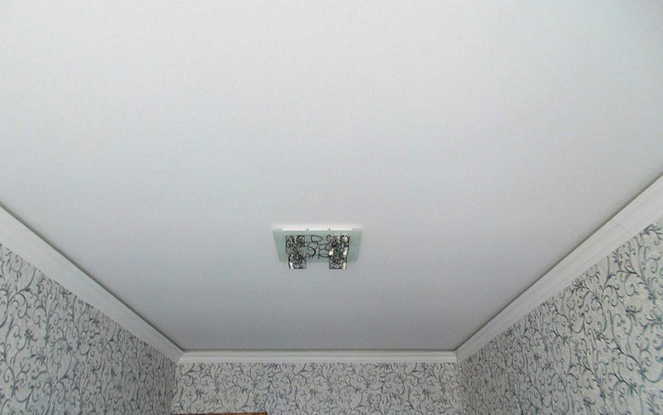 Матовый натяжной потолок м110