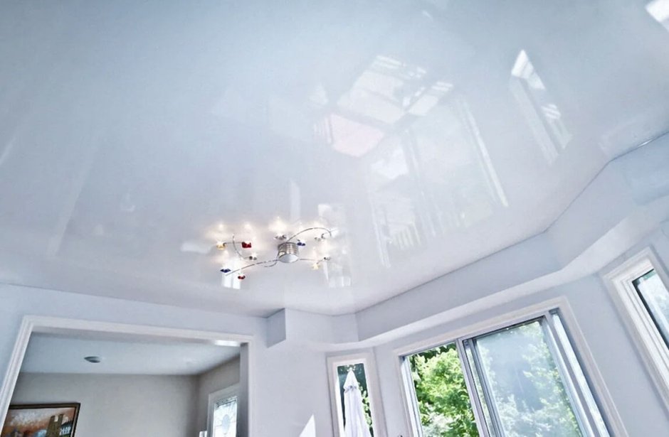 Глянцевый натяжной потолок