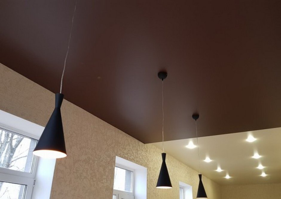 Натяжной потолок коричневый матовый