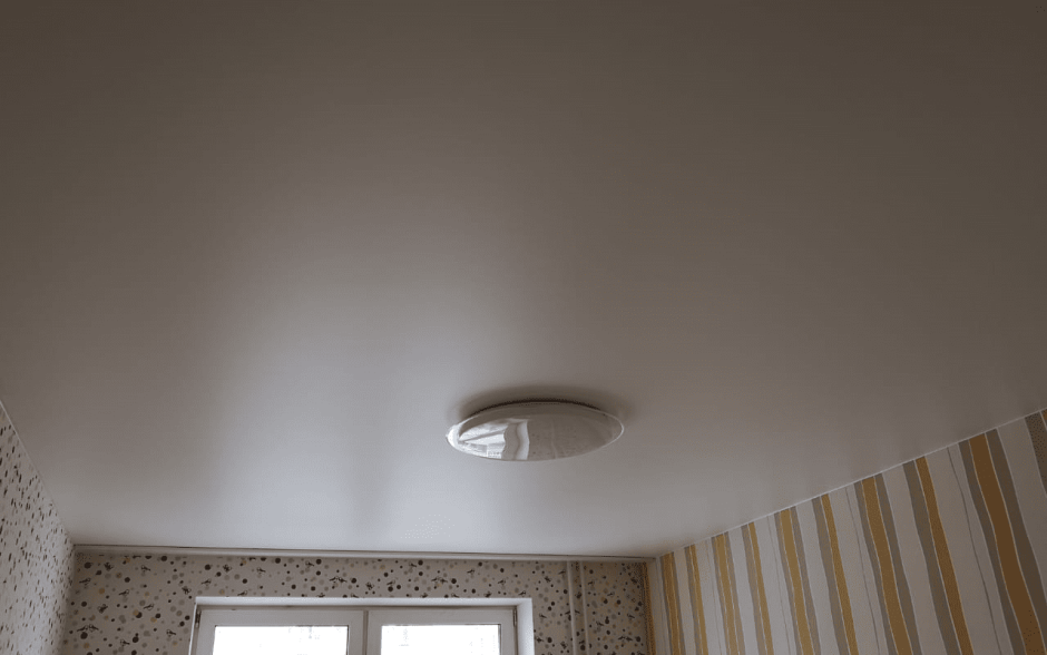 Матовый натяжной потолок м110