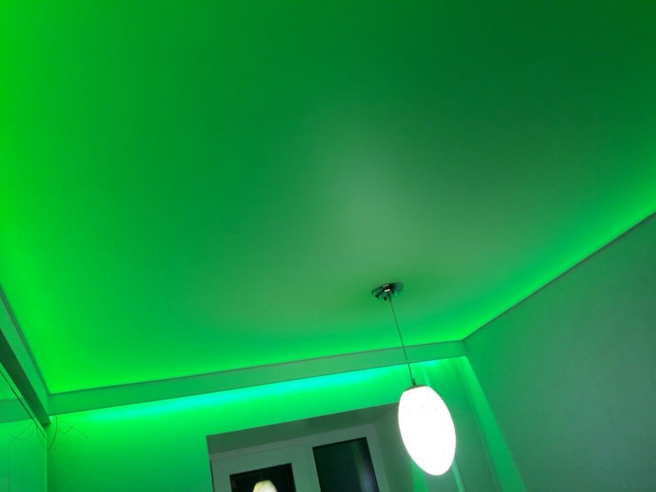 Цветной матовый потолок