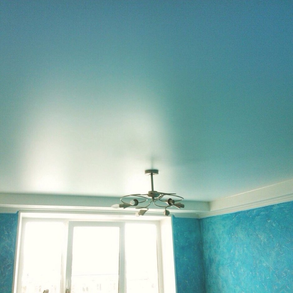 Натяжной потолок голубой матовый