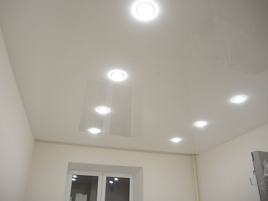 Матовый натяжной потолок м110